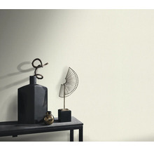 Decoratieve elementen op een tafel voor een wand.