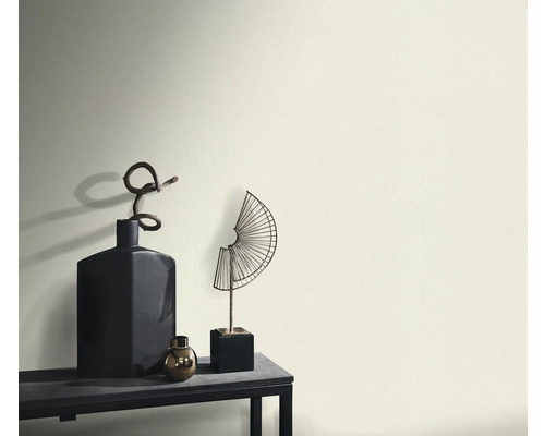 Decoratieve elementen op een tafel voor een wand.