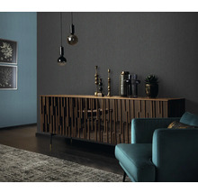 Woonkamer met dressoir, decoratie en fauteuil