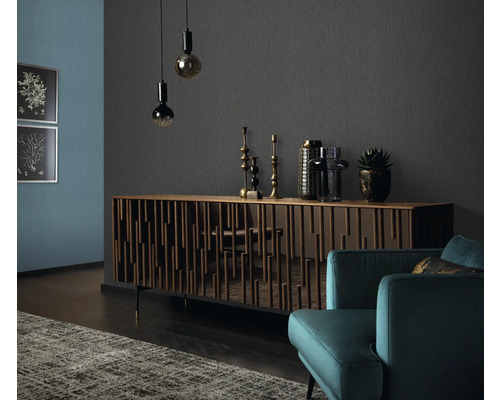 Woonkamer met dressoir, decoratie en fauteuil