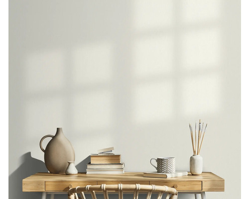 Lichte werkkamer met bureau, stapel boeken, vazen en een mok