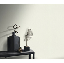 Decoratieve vazen en sculpturen op een tafel voor een muur