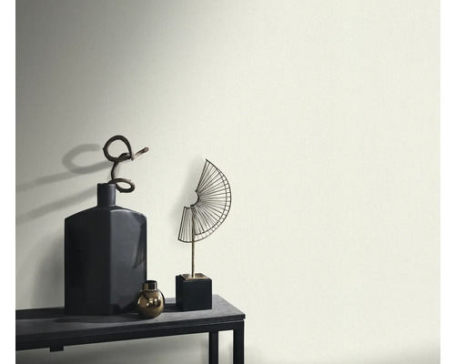 Decoratieve vazen en sculpturen op een tafel voor een muur