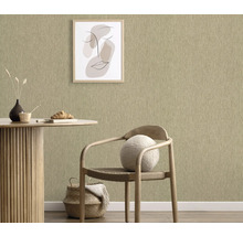 Close-up van een wand met textielbehang, gecombineerd met een eettafel, een stoel en een ingelijste afbeelding