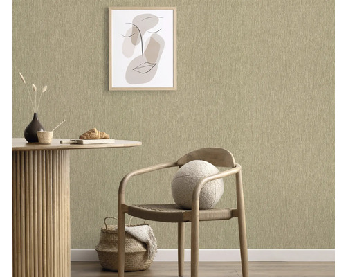 Close-up van een wand met textielbehang, gecombineerd met een eettafel, een stoel en een ingelijste afbeelding