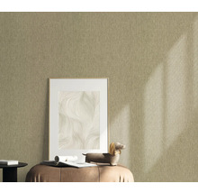 Textielbehang in interieur met fotolijst en decoratie