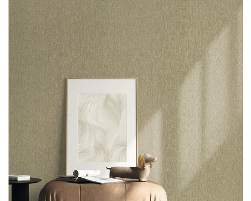 Textielbehang in interieur met fotolijst en decoratie