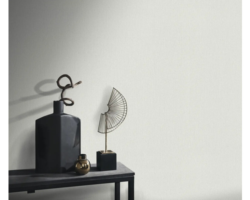 Close-up van een gestructureerde wand met decoratieve objecten op een plank.