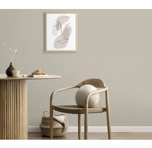 Inrichtingsvoorbeeld met een behang aan de muur, een houten tafel en stoel