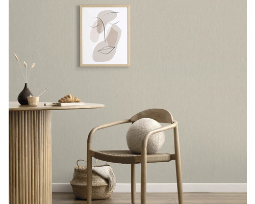 Inrichtingsvoorbeeld met een behang aan de muur, een houten tafel en stoel