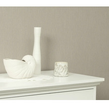 Decoratieve elementen op een commode voor een behang