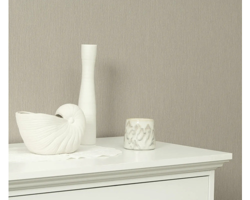 Decoratieve elementen op een commode voor een behang