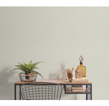 Bureau met decoratie en textielbehang op de achtergrond