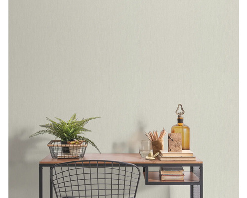 Bureau met decoratie en textielbehang op de achtergrond