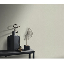 Close-up van een lichtgekleurd vliesbehang met fijne structuur