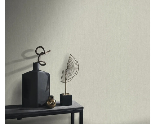 Close-up van een lichtgekleurd vliesbehang met fijne structuur