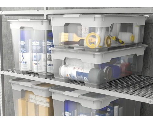 Meerdere doorzichtige kunststof boxen met deksel staan in een rek.