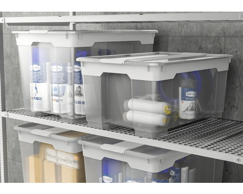 Meerdere doorzichtige opbergdozen met deksel op een plank.