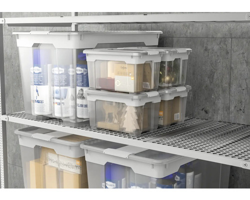 Foto van transparante opbergdozen met deksels op planken.