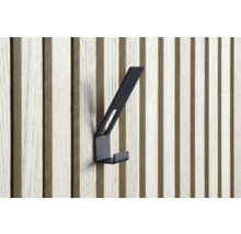 Zwarte kapstokhaak aan een houten wand