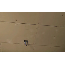 Plafond met gipsplaten en elektriciteitsaansluiting