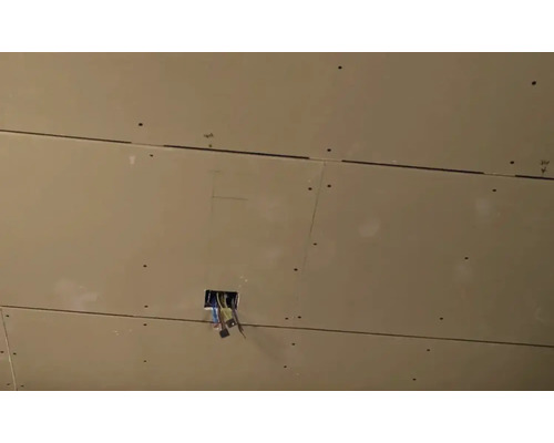 Plafond met gipsplaten en elektriciteitsaansluiting