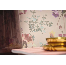 Close-up van een bloemenbehang met een vaasfragment en een gouden schaal