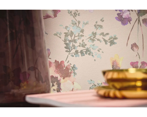 Close-up van een bloemenbehang met een vaasfragment en een gouden schaal