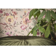 Decoratief behang met bloemmotief en een kamerplant op de voorgrond.