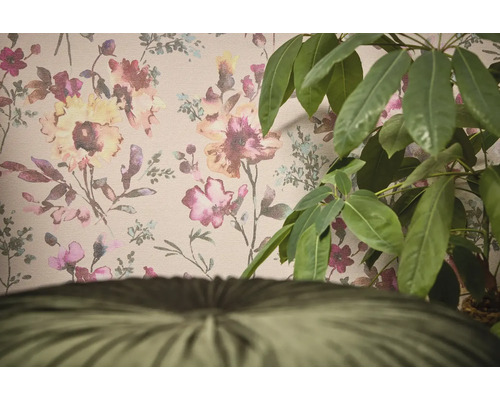 Decoratief behang met bloemmotief en een kamerplant op de voorgrond.