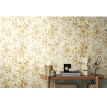 Wand met bloemenbehang en decoratie op een plank