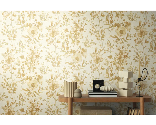 Wand met bloemenbehang en decoratie op een plank