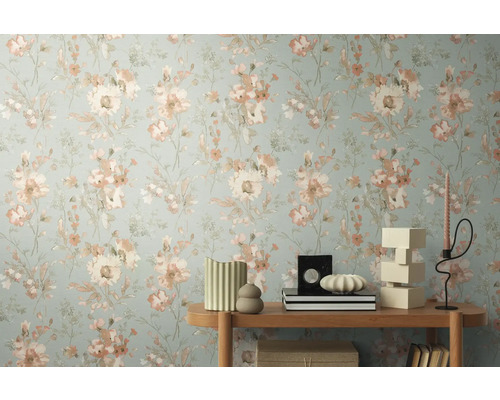 Close-up van een muur met bloemenbehang en een bijzettafel met decoratieve items.