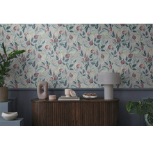 Decoratieve kamer met behang met print, ladekast en kamerplanten