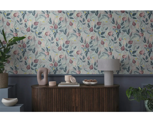 Decoratieve kamer met behang met print, ladekast en kamerplanten