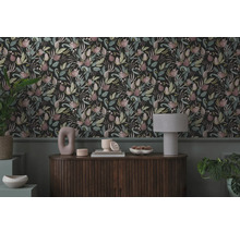 Decoratief behang met bloemmotief in een stijlvolle woonkamer