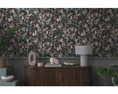 Decoratief behang met bloemmotief in een stijlvolle woonkamer
