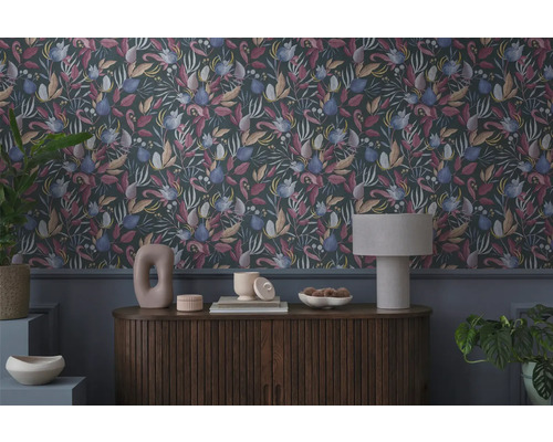 Decoratief behang met bloemmotief boven een dressoir