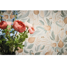 Decoratief behang met bloemmotief en boeket op de voorgrond