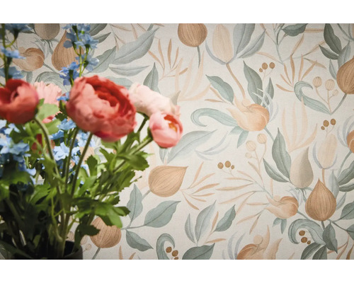 Decoratief behang met bloemmotief en boeket op de voorgrond