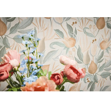 Bloemenbehang met bloemmotief achter een boeket bloemen