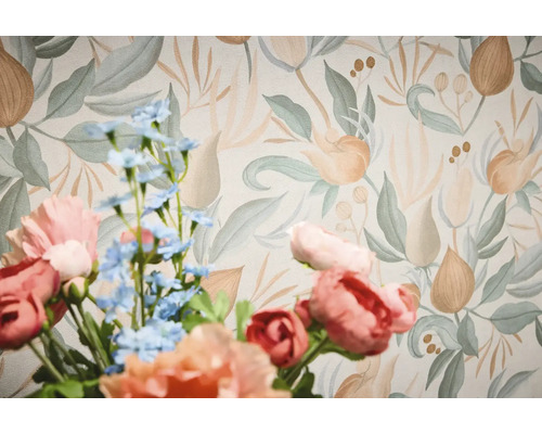 Bloemenbehang met bloemmotief achter een boeket bloemen