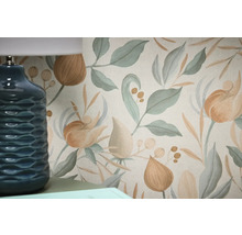 Close-up van een bloemenbehang met bladeren en bloemen naast een blauwe lamp