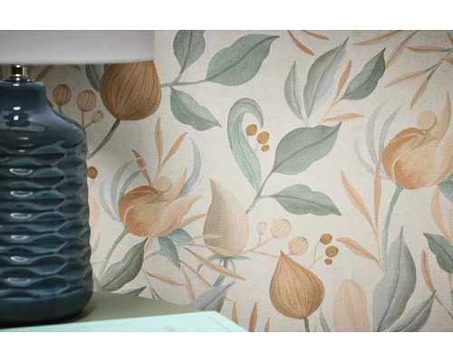 Close-up van een bloemenbehang met bladeren en bloemen naast een blauwe lamp