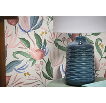 Decoratief behang met bloemmotief en tafellamp