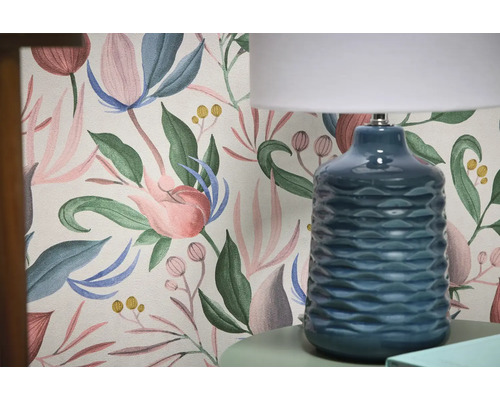 Decoratief behang met bloemmotief en tafellamp