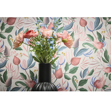 Bloemenbehang met boeket in een zwarte vaas