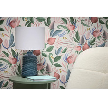 Scene met bloemenbehang, tafellamp en bijzettafel