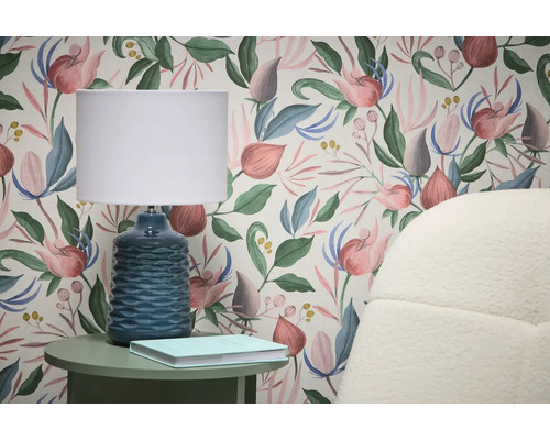 Scene met bloemenbehang, tafellamp en bijzettafel