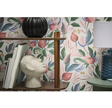 Kameroverzicht met plank, tafellamp en behang met plantenmotief